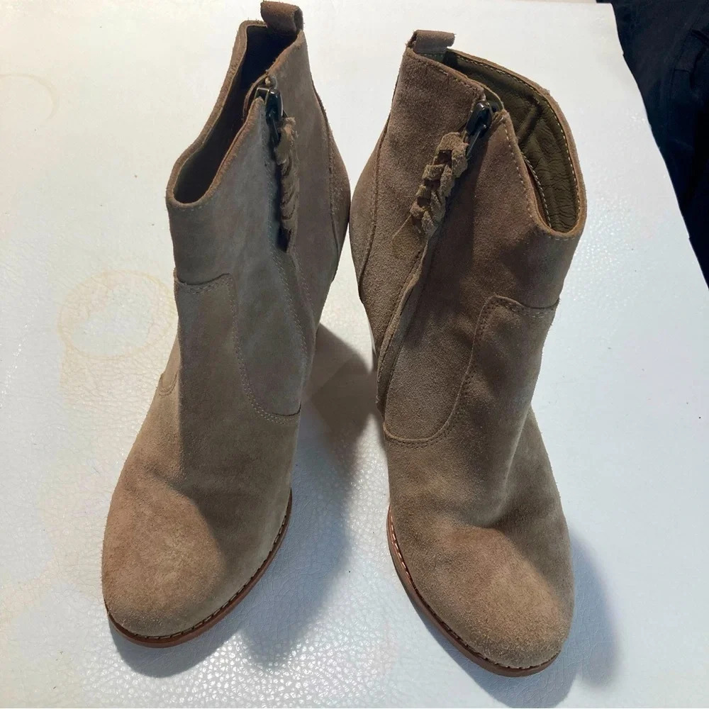 𝅺JOIE Sz 38.5 Suede Stacked 3” Heel Zipper Closure Almond Toe Cap Ankle Booties